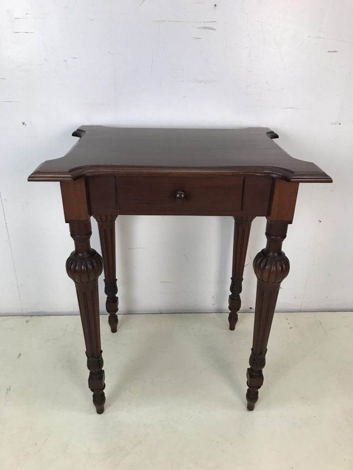 Konsoollaud viktoriaanlikus stiilis