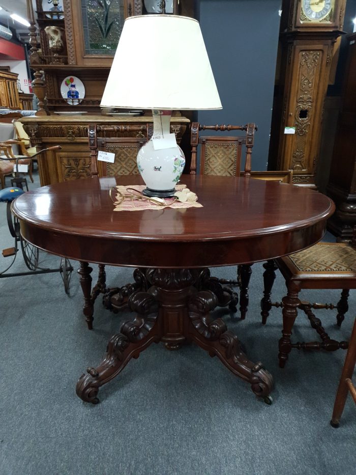 Söögilaud viktoriaanlikus stiilis