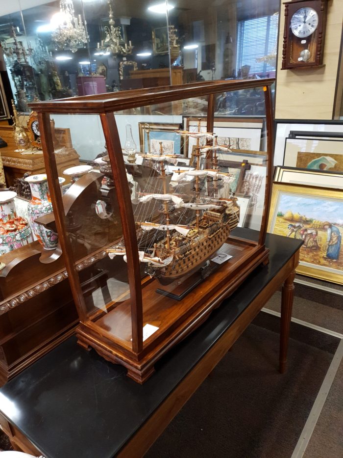 Стеклянный купол модели корабля