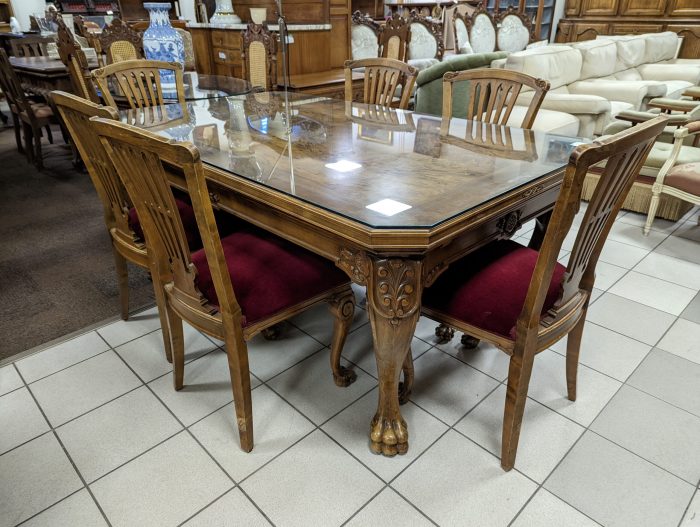 Обеденный стол и 6 стульев