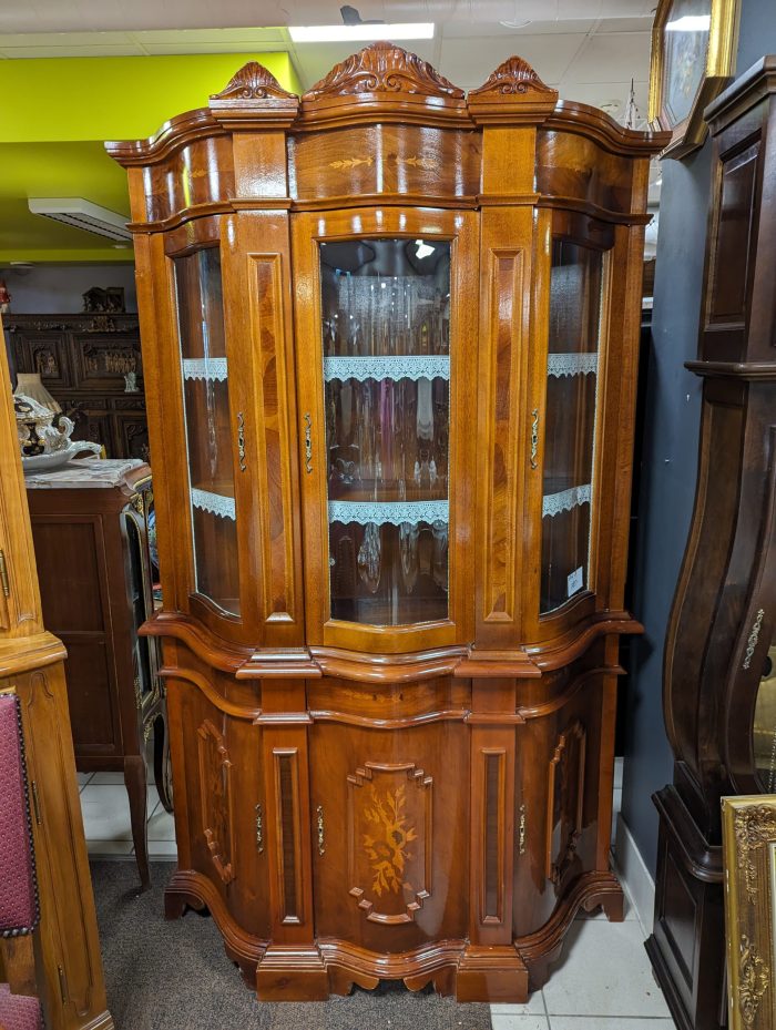 Vitriinkapp Louis XV stiilis