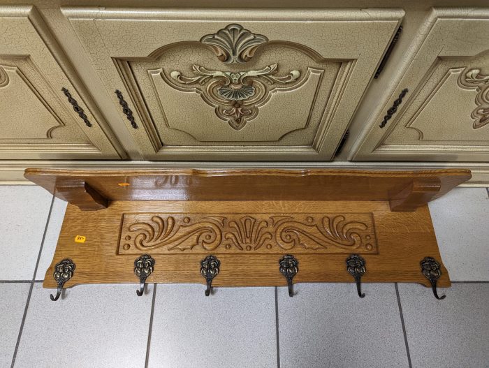 Настенная вешалка