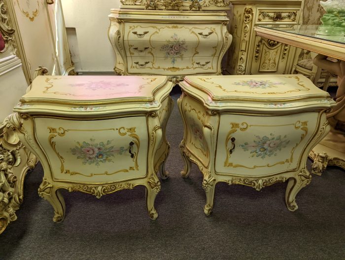 2 öökappi rokokoo stiilis