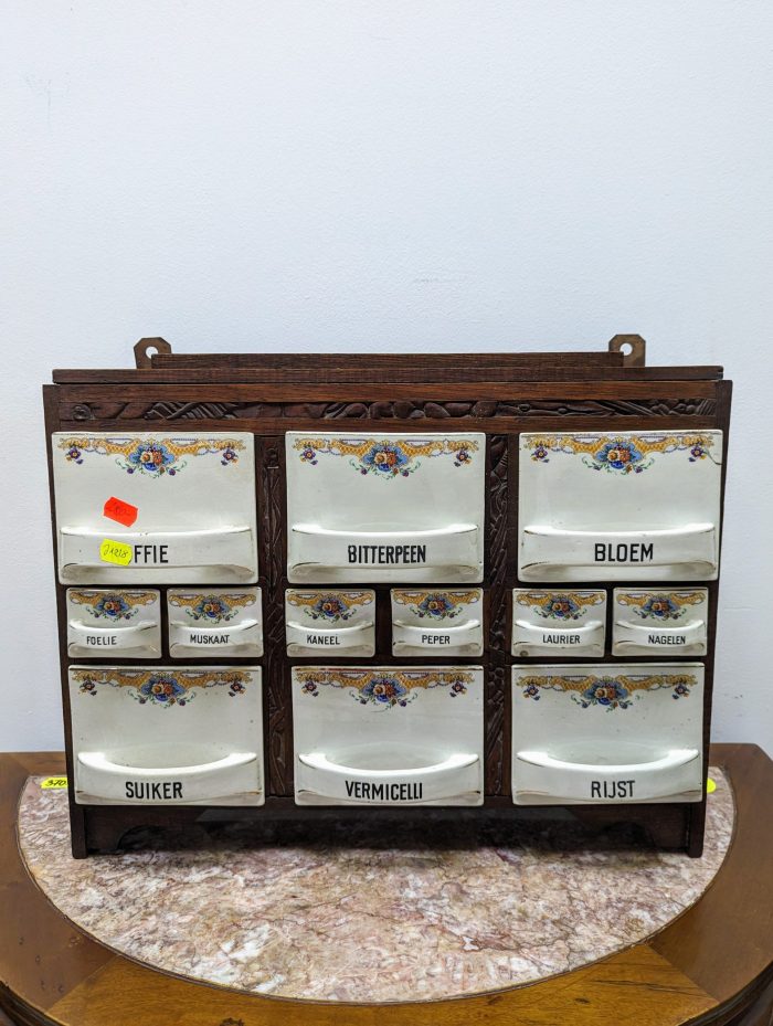 Maitseaineriiul juugendstiilis