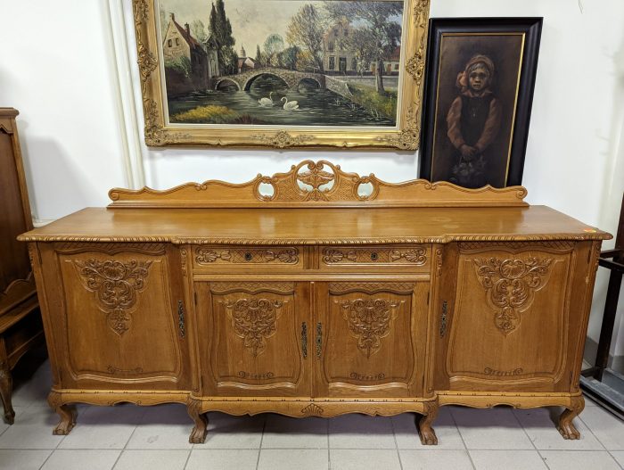 Servant/ Chippendale