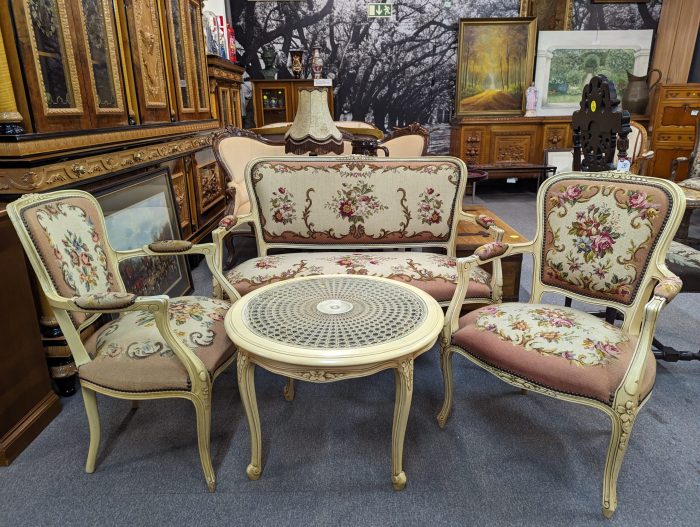 Диван, журнальный столик и 2 кресла