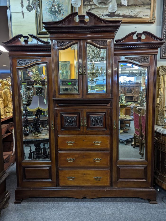 Viktoriaanlikus stiilis riidekapp