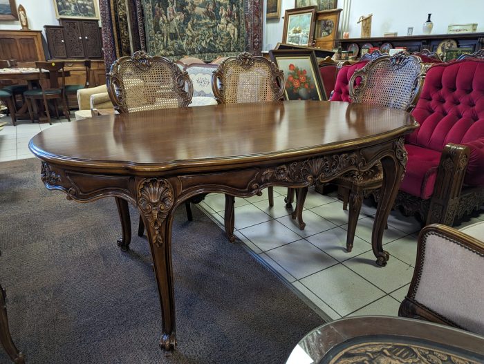 Rokokoo stiilis söögilaud