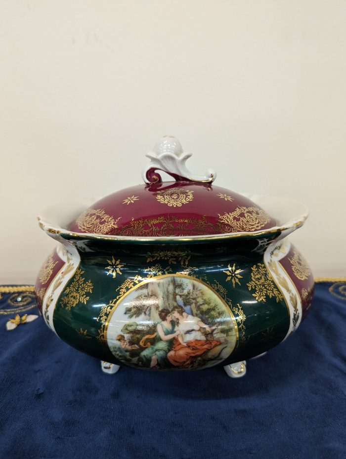 Posliinikulho kannella