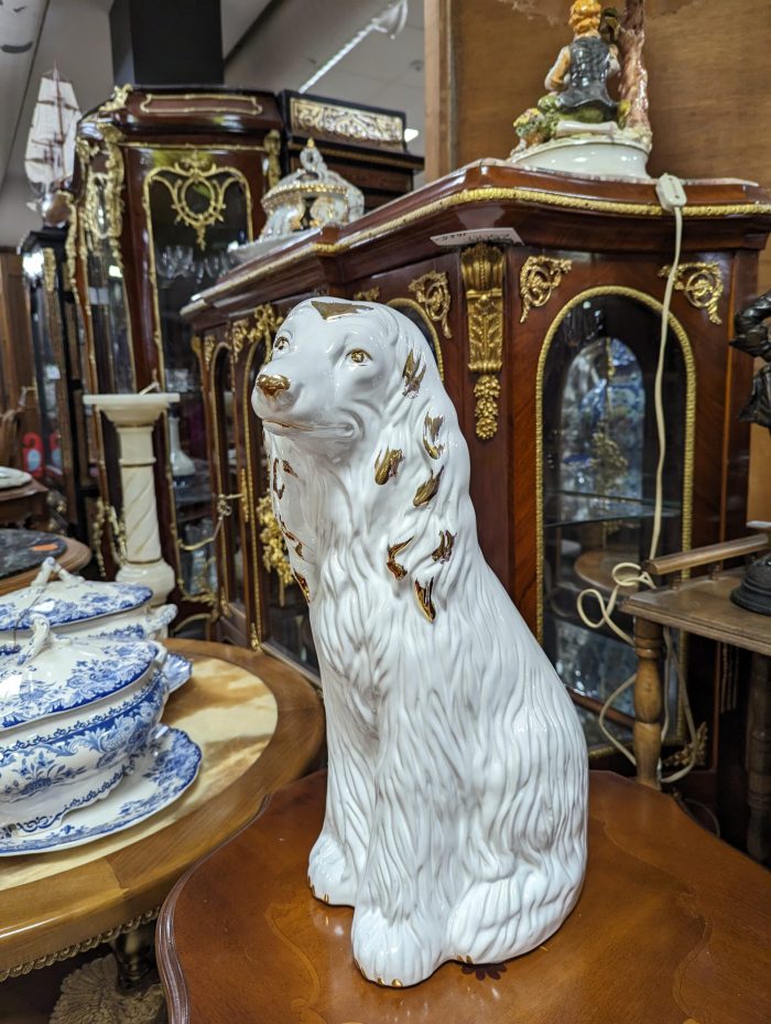 Posliininen koiran veistos