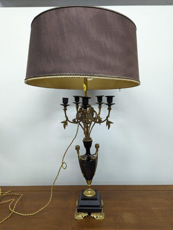 Ampiirstiilis laualamp