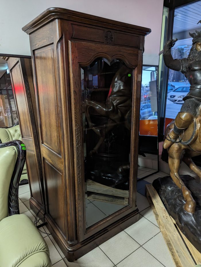 Vitriinkapp valgustusega