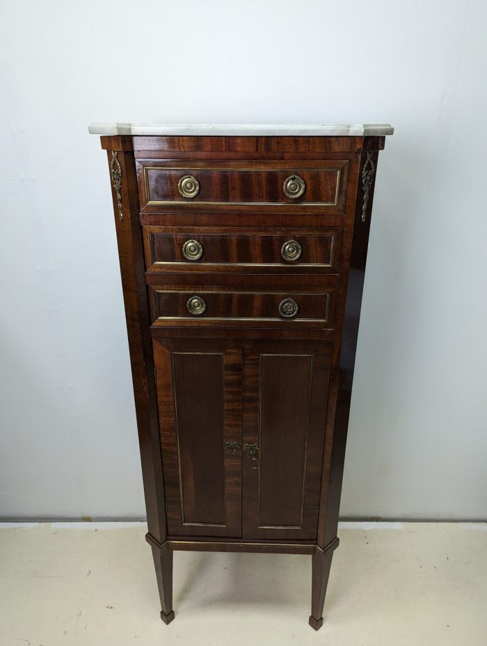 Kummut Louis XVI stiilis