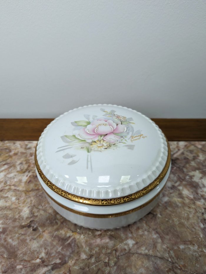 Лиможская ваза с крышкой