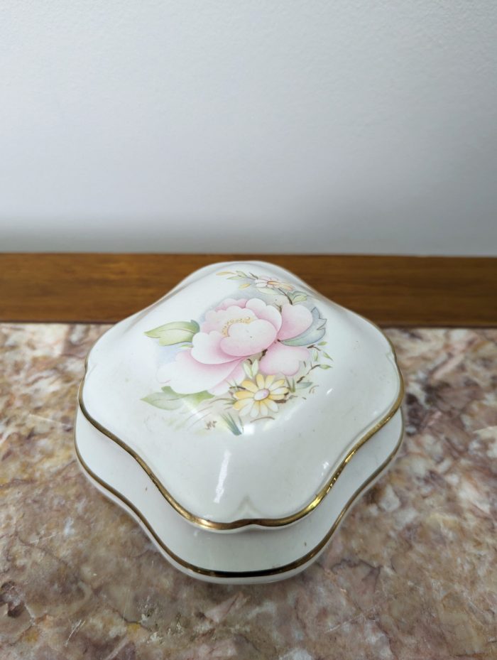 Лиможская ваза с крышкой