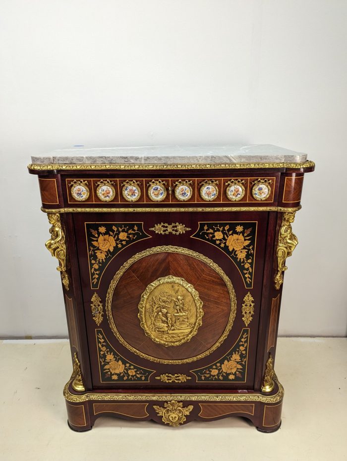 Napoleon III stiilis kummut