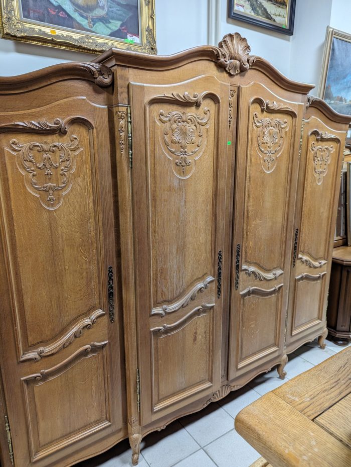 Rokokoo stiilis riidekapp