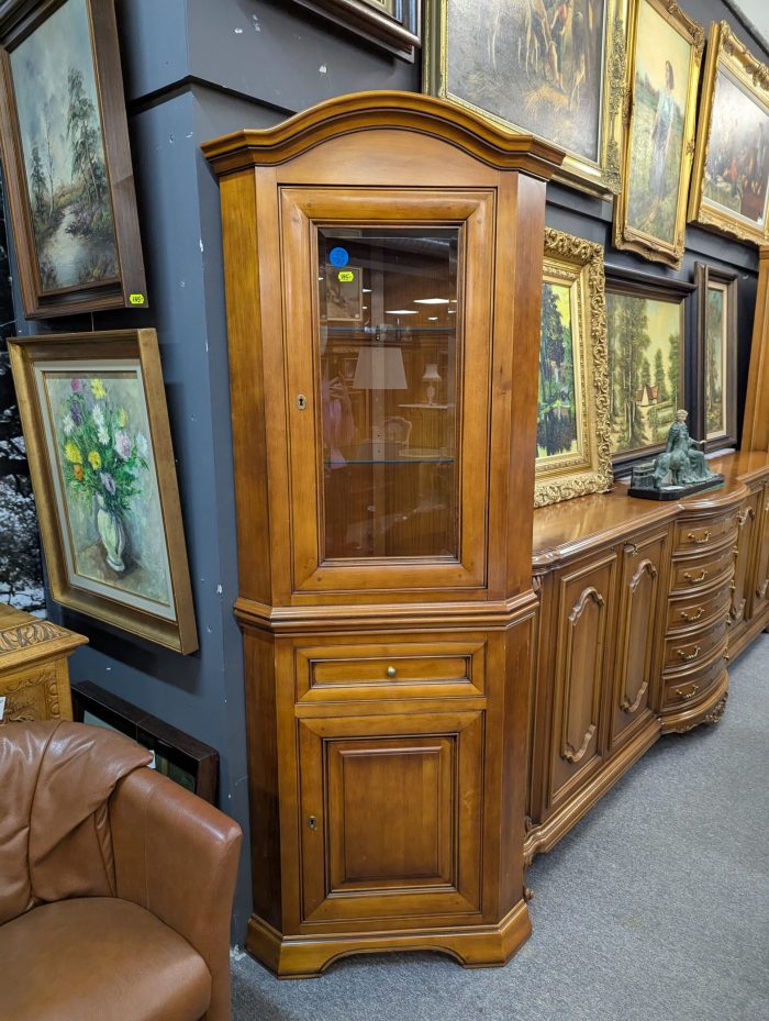 Nurgakapp valgustusega