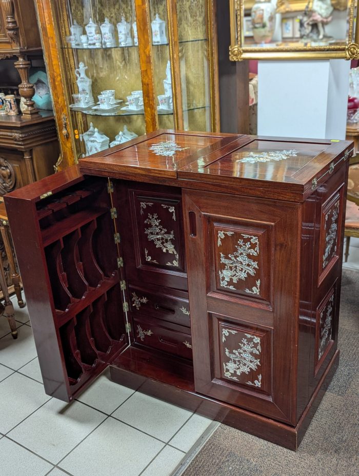 Emapärliga kaunistatud roosipuust baarikapp