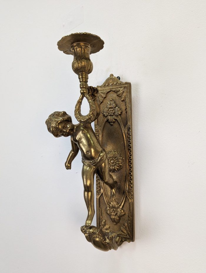 Pronksist küünlajalg seinale