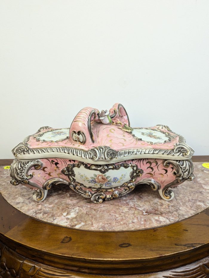 Portselanist suur kaanega laegas