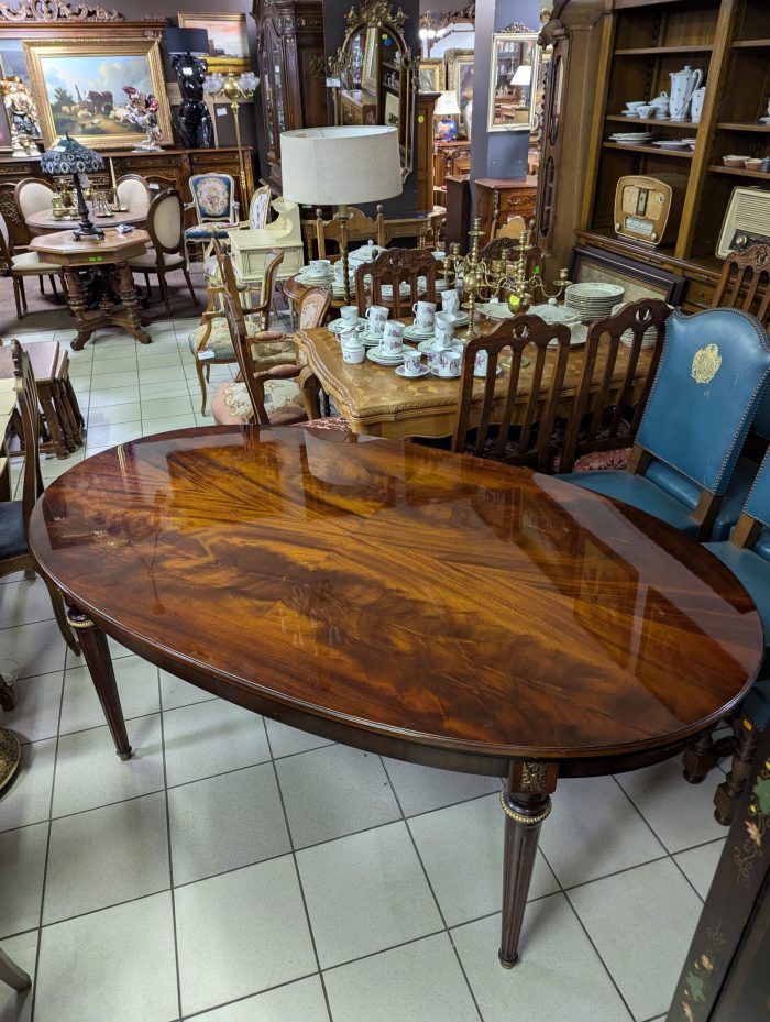 Ampiirstiilis söögilaud