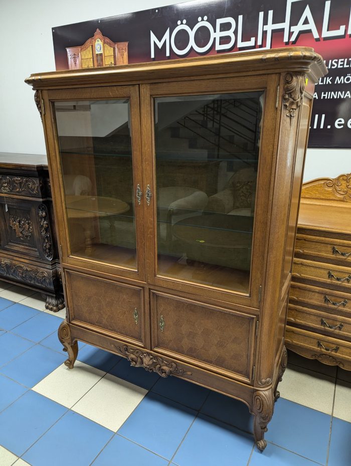 Louis XV stiilis vitriinkapp