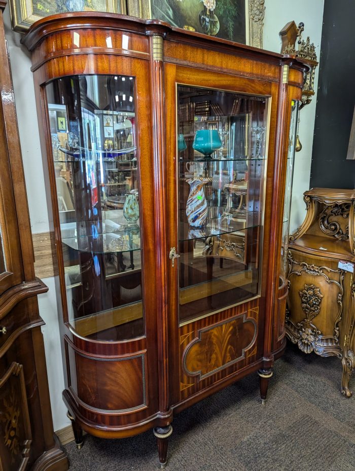 Ampiirstiilis vitriinkapp valgustusega