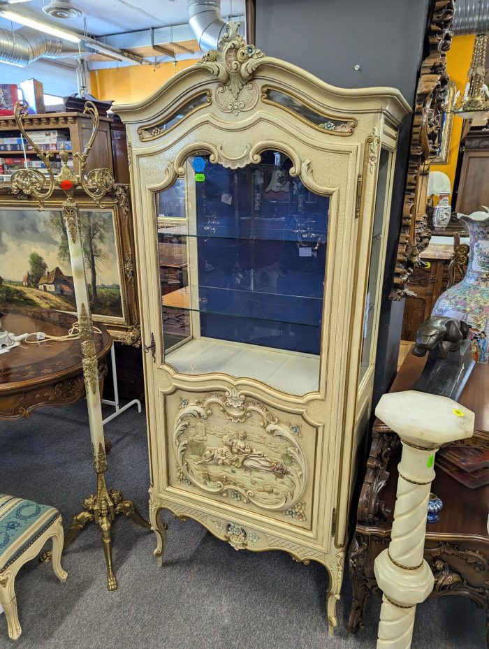 Vitriinkapp rokokoo stiilis