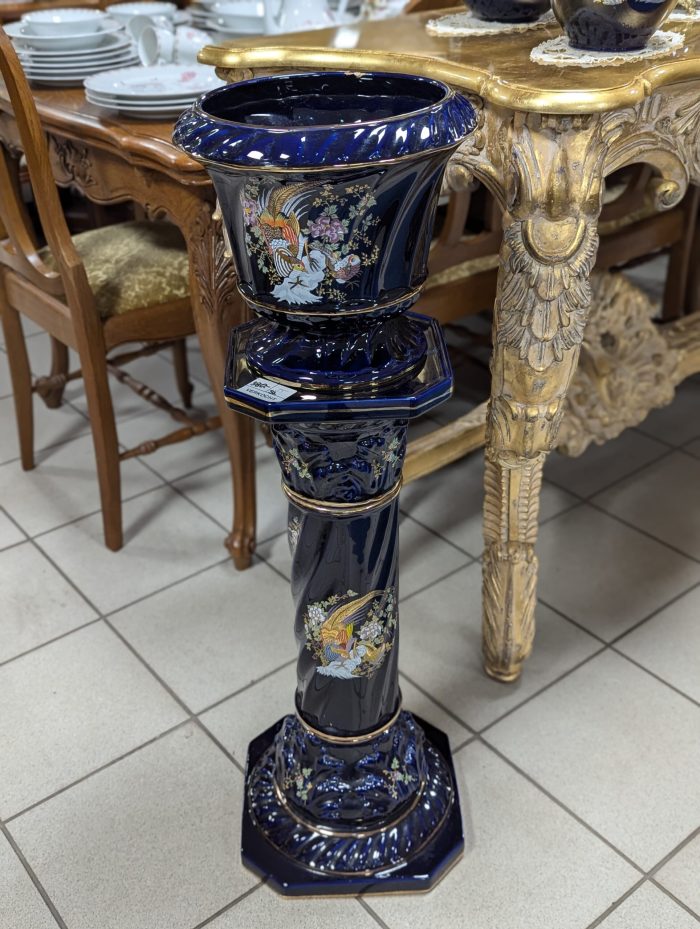 Portselanist lillepott postamendil