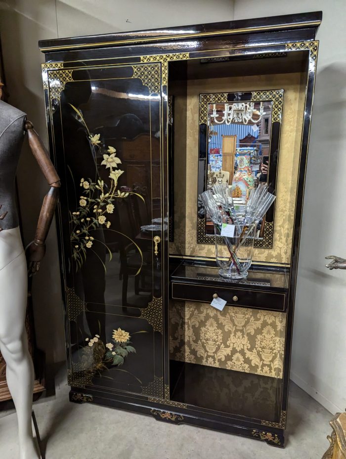 Idamaine esikukapp valgustusega