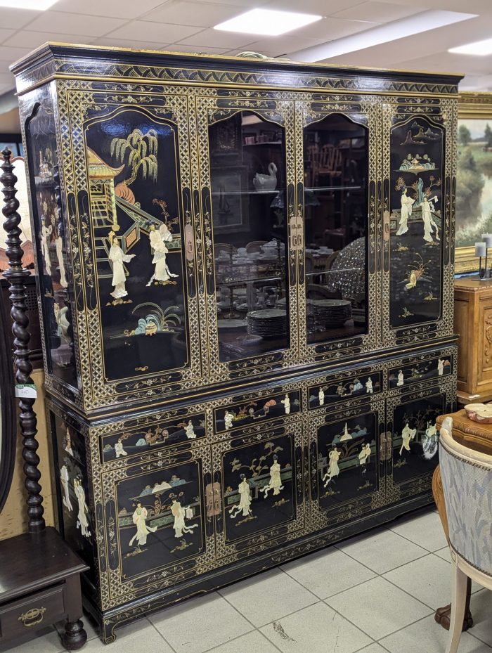 Idamaine vitriinkapp valgustusega