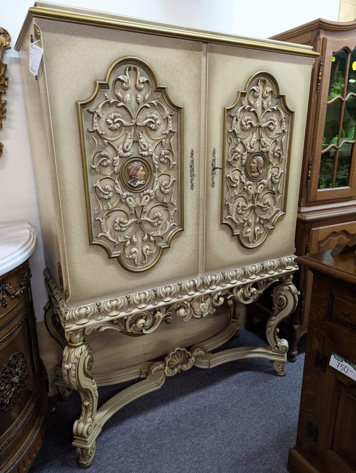 Barokkstiilis Sekretär-kapp