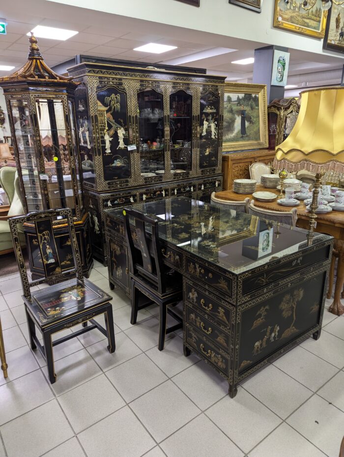 Oriental desk and two chairs - Image 3