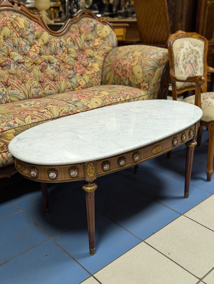 Ampiirstiilis diivanilaud