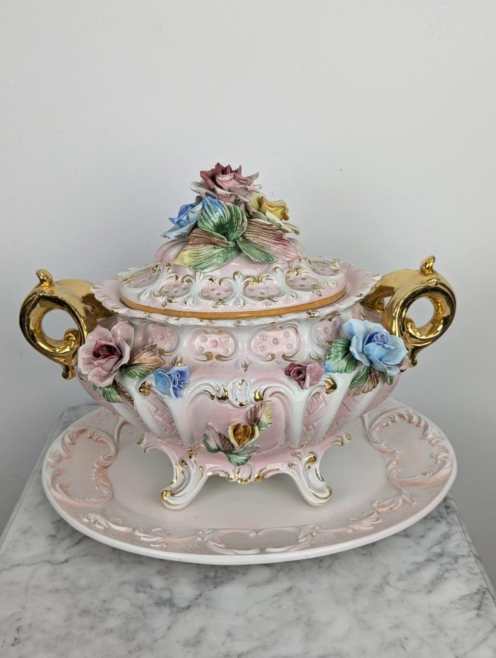 Rokokoo stiilis supitirin alustaldrikuga