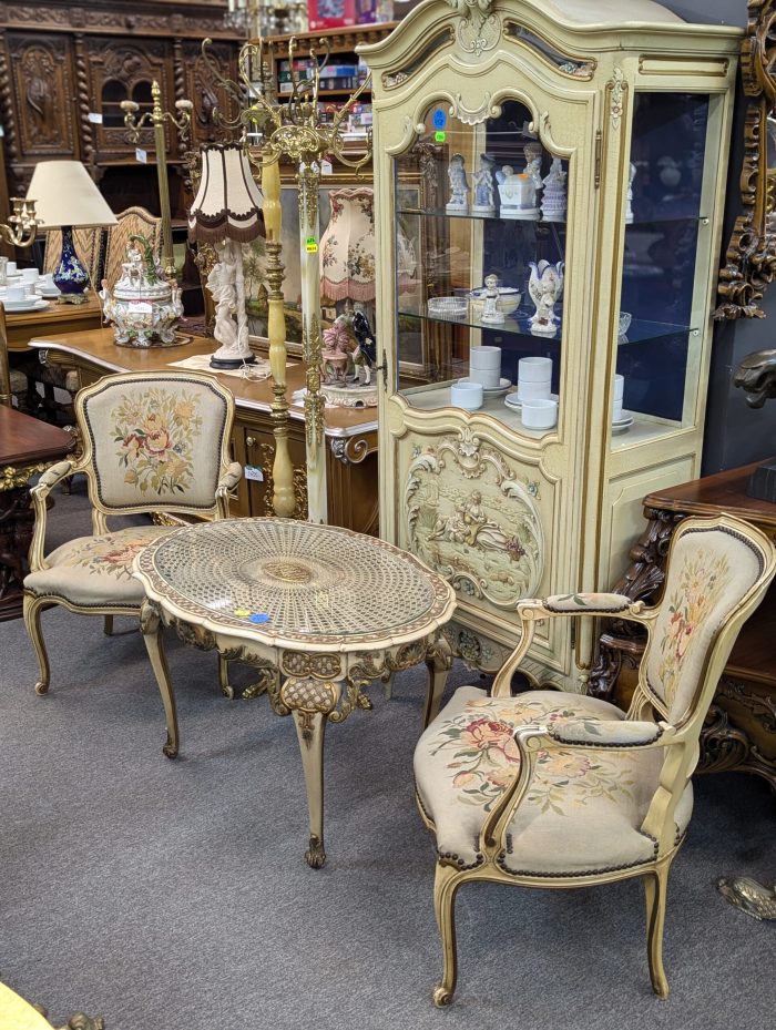 Kohvilaud ja kaks tugitooli