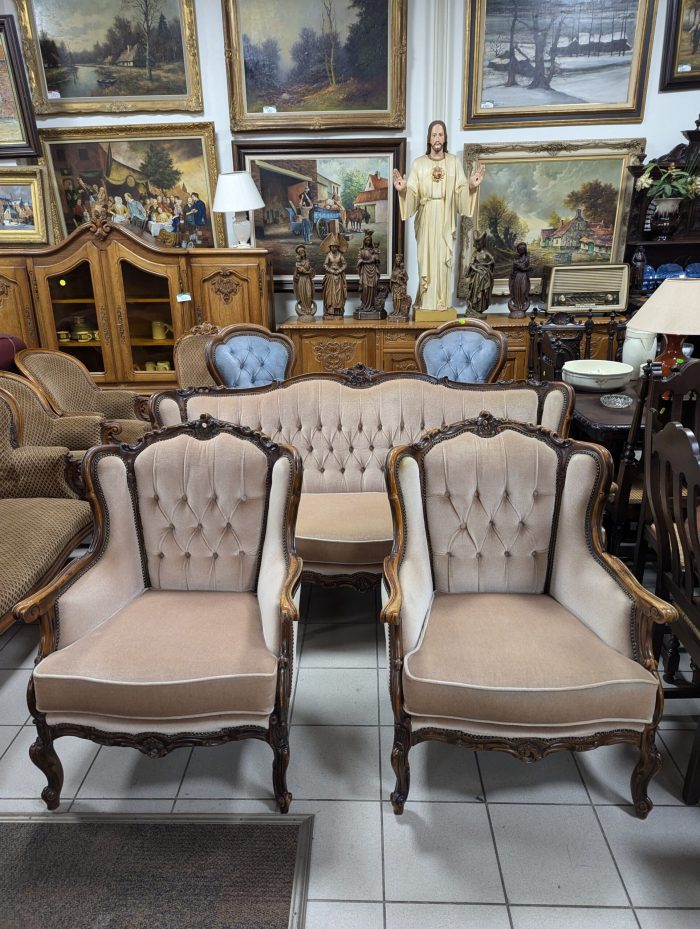 Rokokoo stiilis diivan ja kaks tugitooli