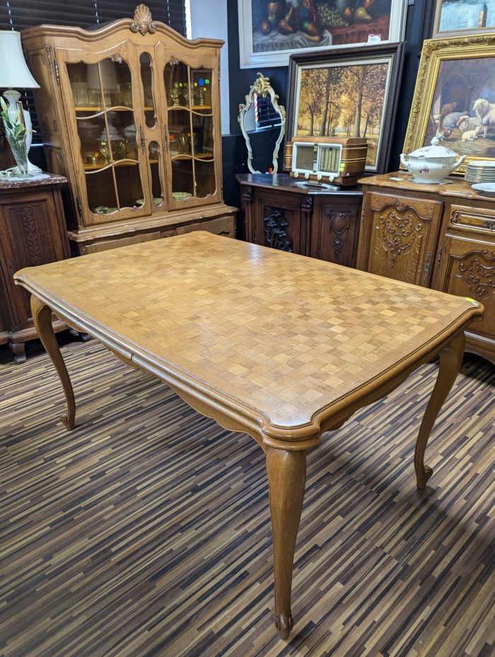 Rokokoo stiilis söögilaud