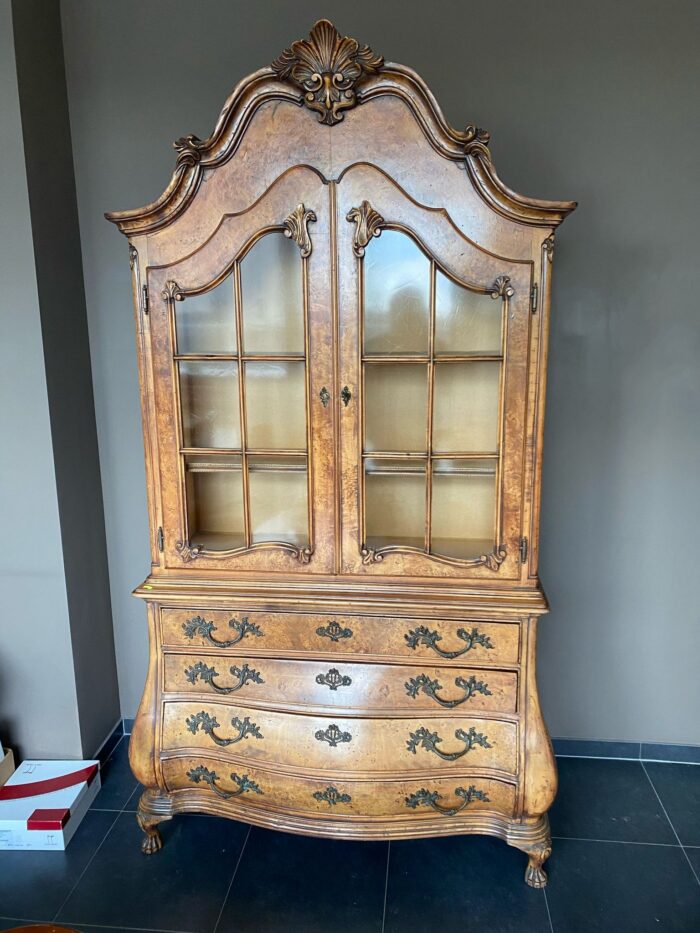 Louis XV -tyylinen vitriinin kaappi