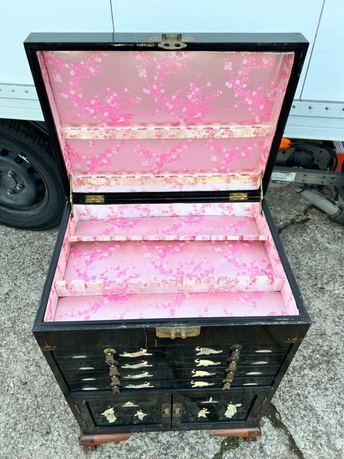 Chinoiserie stiilis ehtekummut