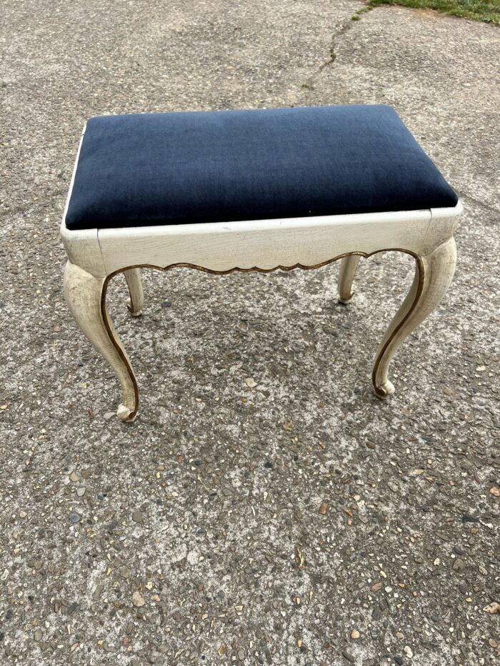 Rokokootyylinen penkki