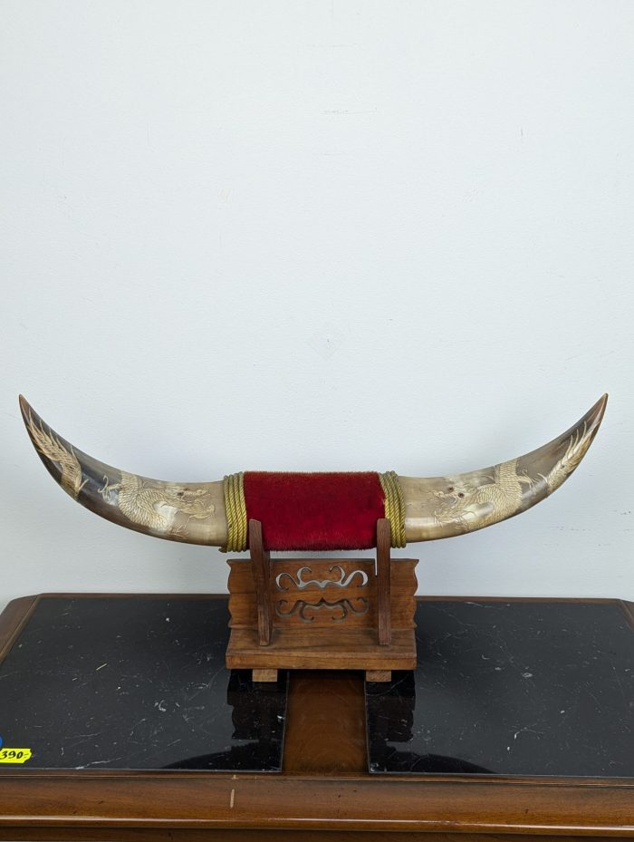 Graveeritud härjasarv draakonimotiiviga