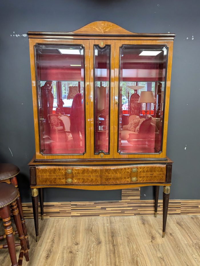 Vitriinkapp valgustusega