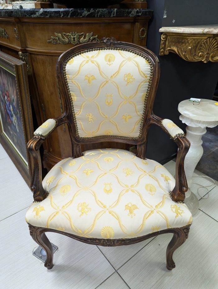 Tugitool Louis XV stiilis