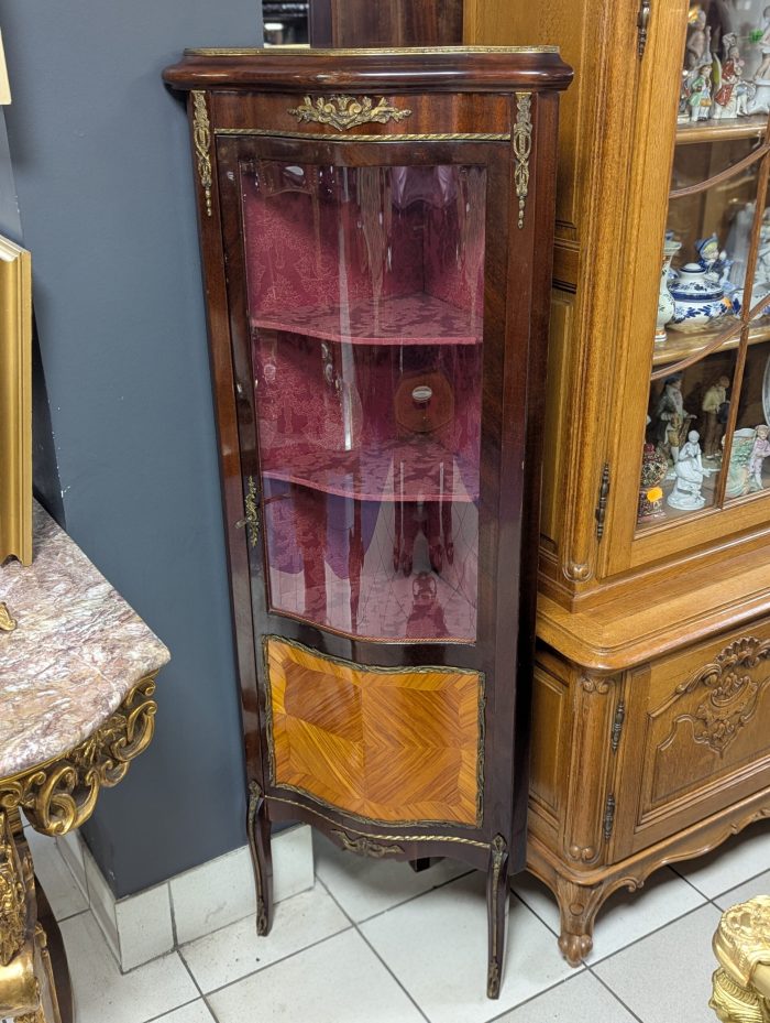 Louis XV stiilis nurgavitriinkapp