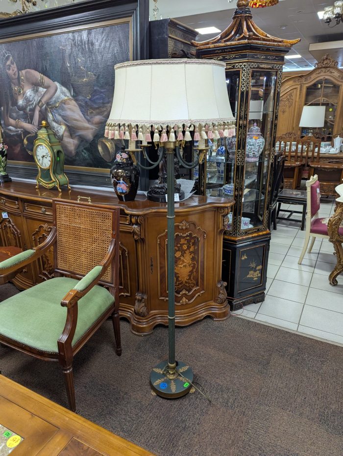 Põrandalamp ampiirstiilis