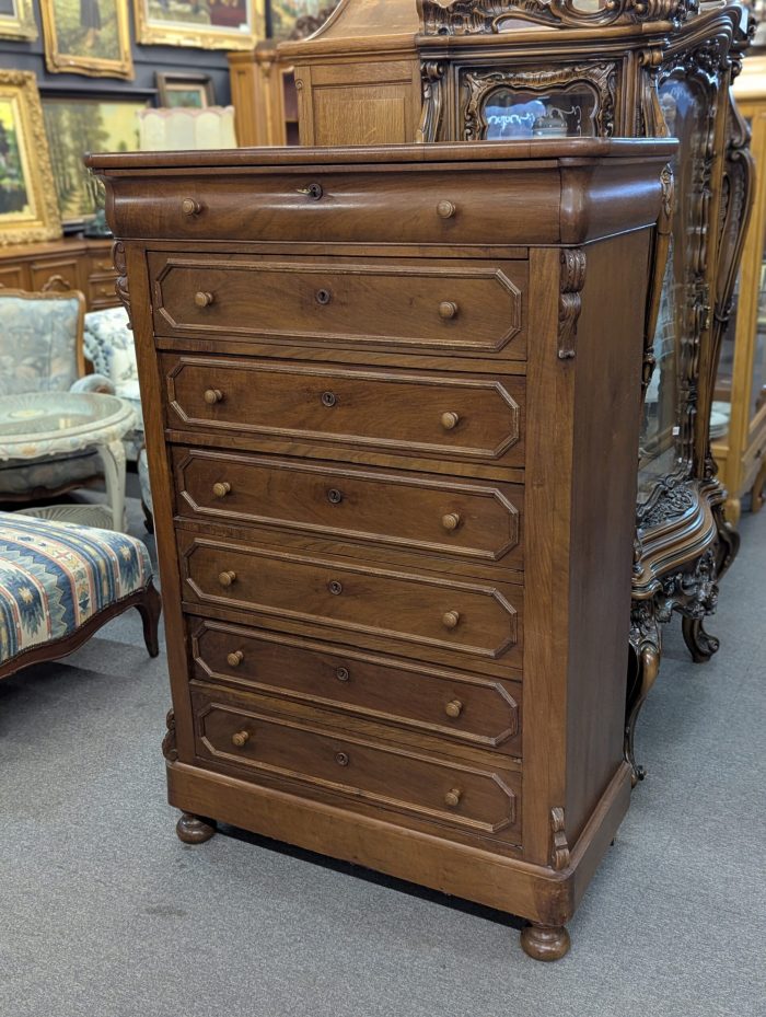 Louis Philippe stiilis kõrge kummut