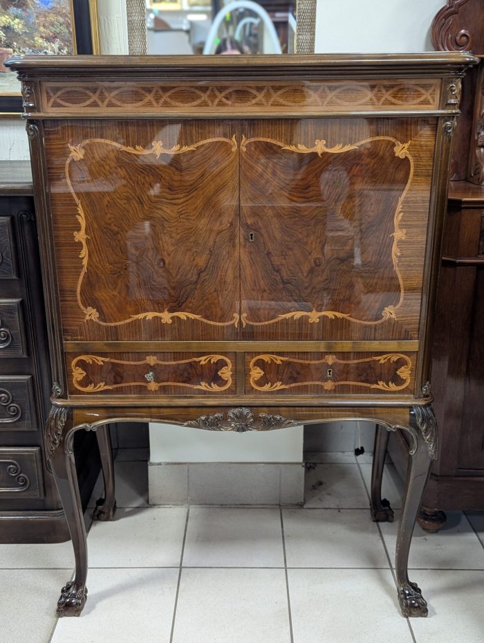 Intarsia baarikapp valgustusega