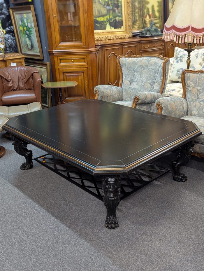 Massiivne neobarokk stiilis kohvilaud lõvipeadega